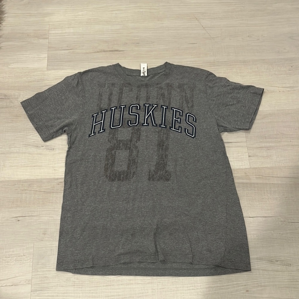 UConn Huskies T-shirt - Picture 1 of 4
